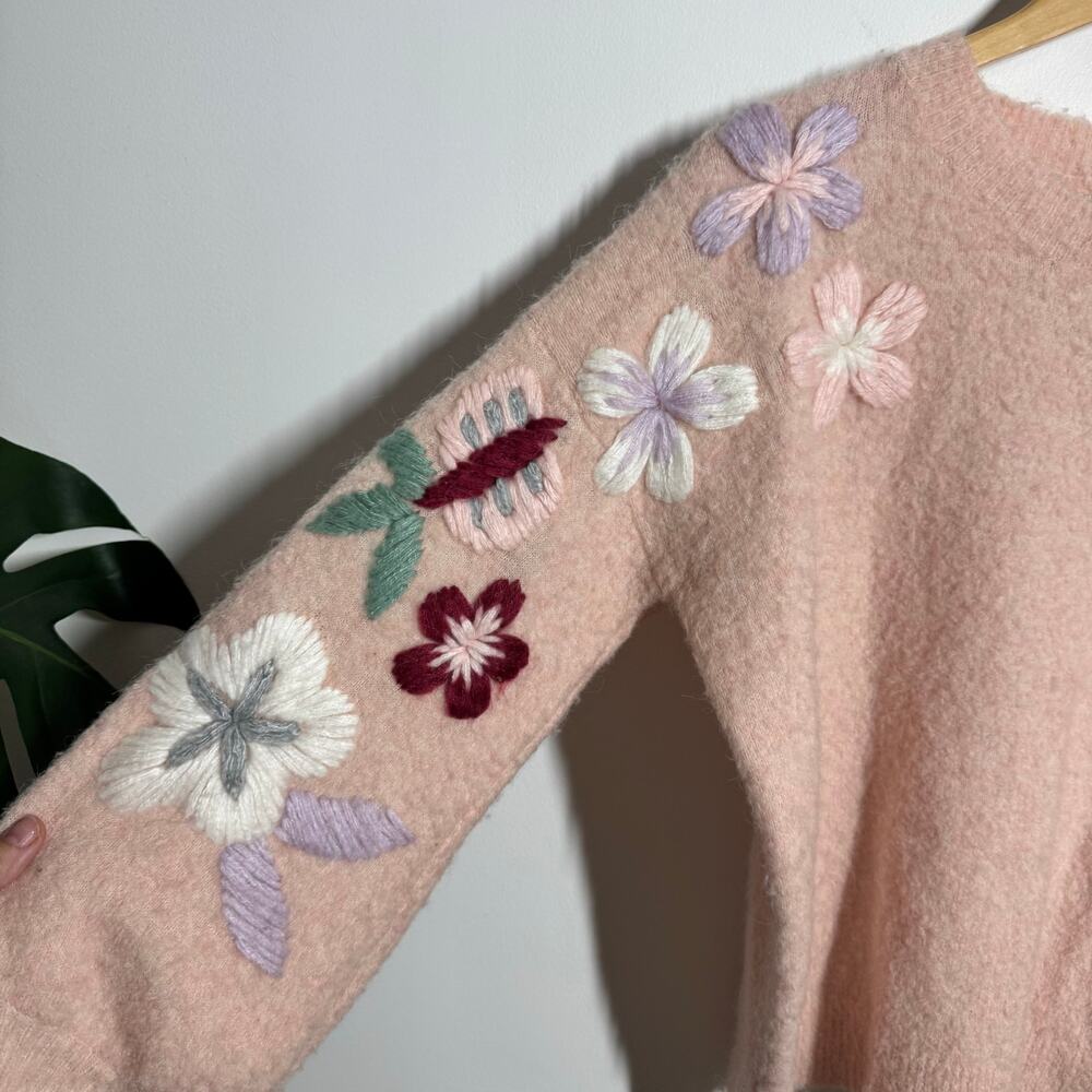 Bundles North Sweater Women M Pink Fuzzy Floral Embroidered Crew Neck Grandmacor - Picture 3 of 8